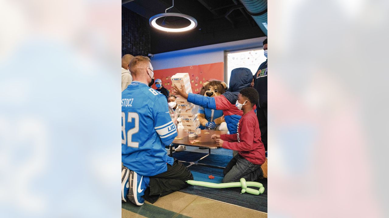 Detroit Lions, Pure Heart serve Thanksgiving dinner to children of