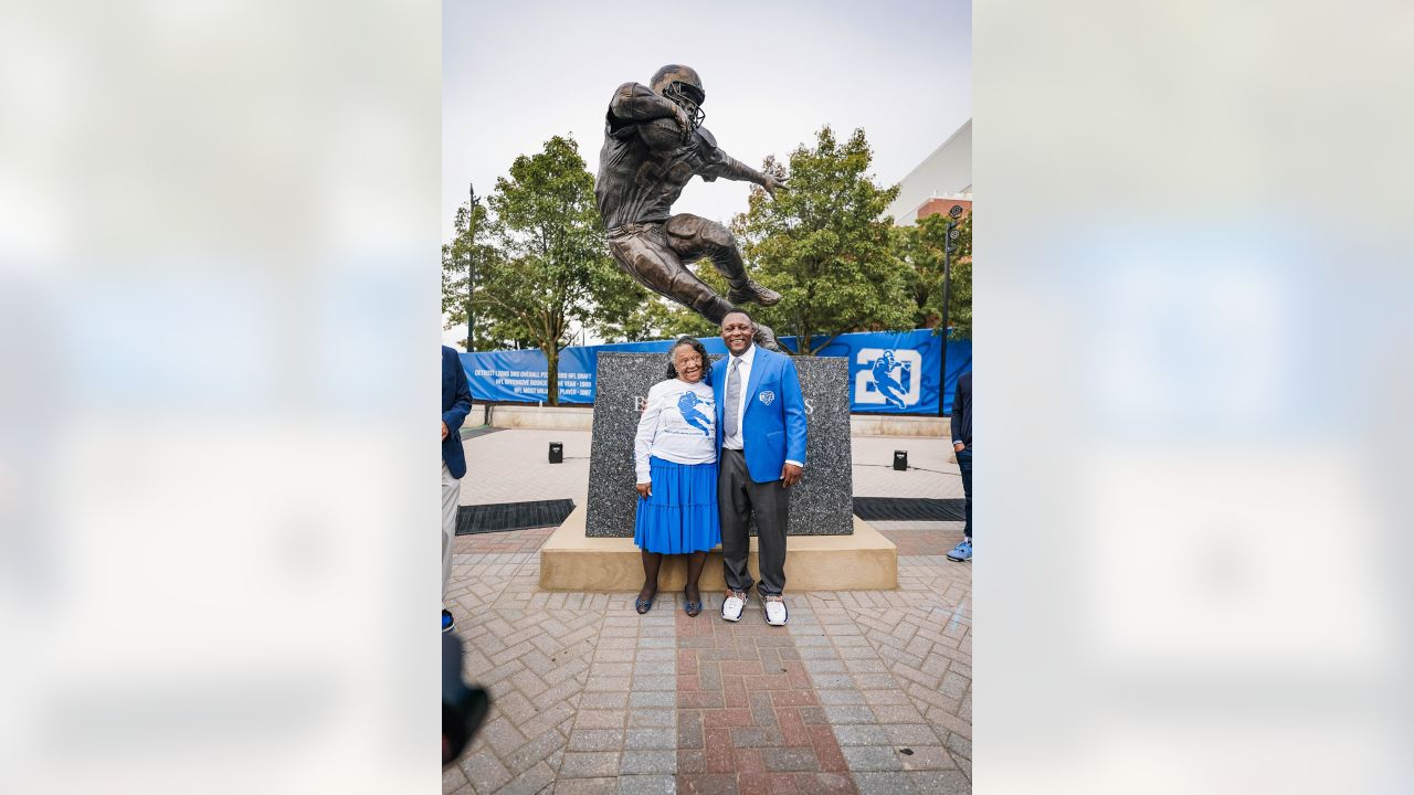 The GOAT: Detroit Lions unveil Barry Sanders statue at Ford Field