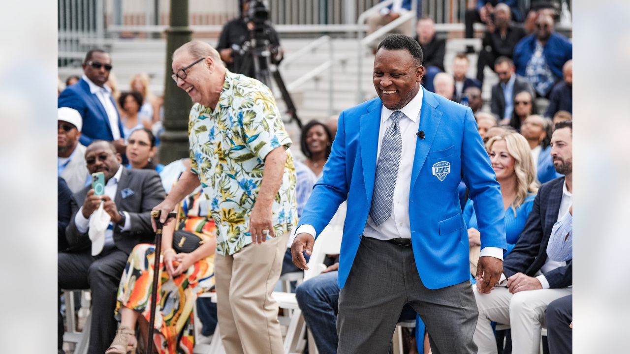 Barry Sanders' legacy cemented: Lions reveal new statue outside of Ford  Field 