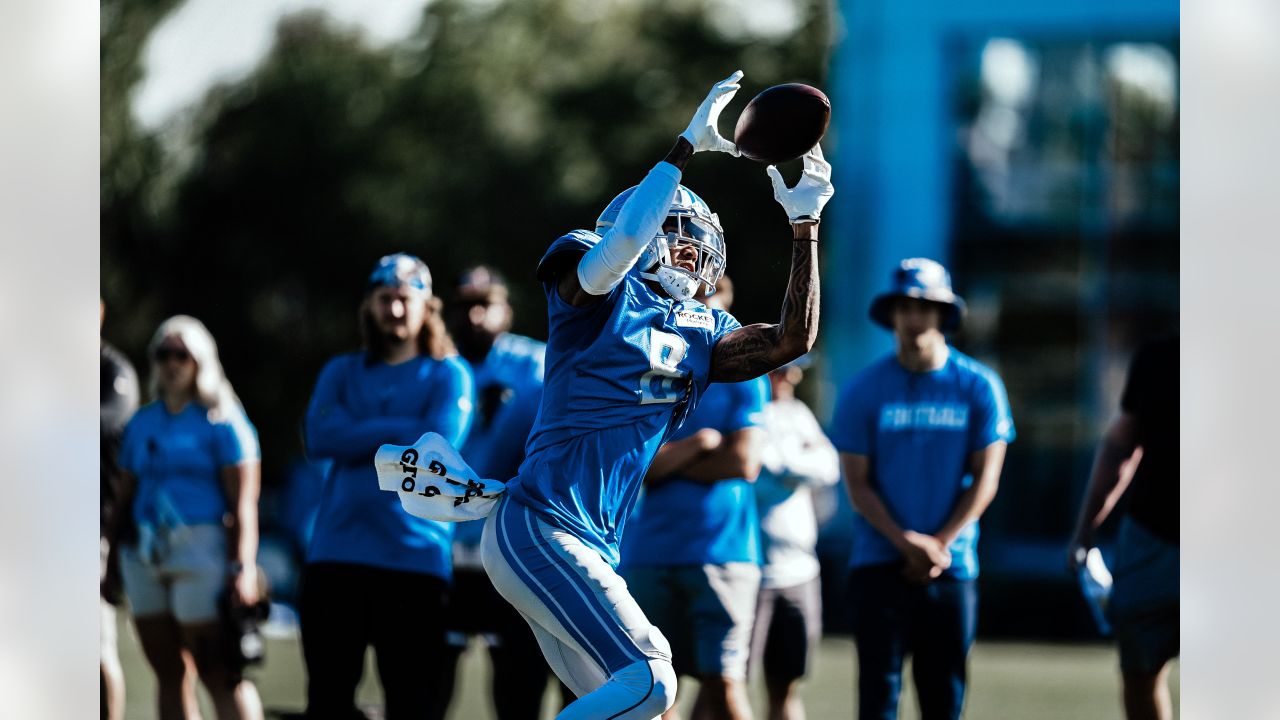 Lions fans love rookie LB Malcolm Rodriguez and his pregame outfit