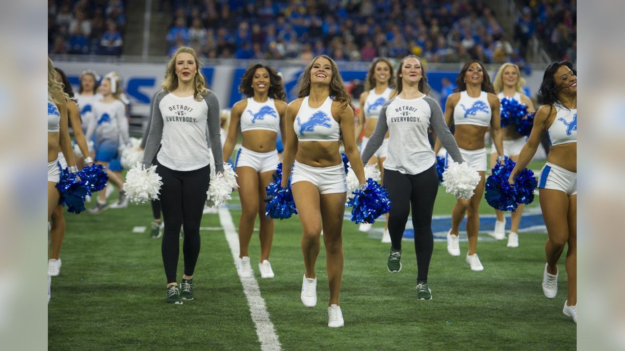 Lions vs. Packers: Cheerleaders halftime show