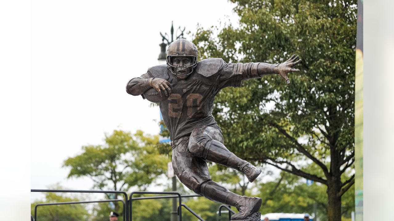 The GOAT: Detroit Lions unveil Barry Sanders statue at Ford Field