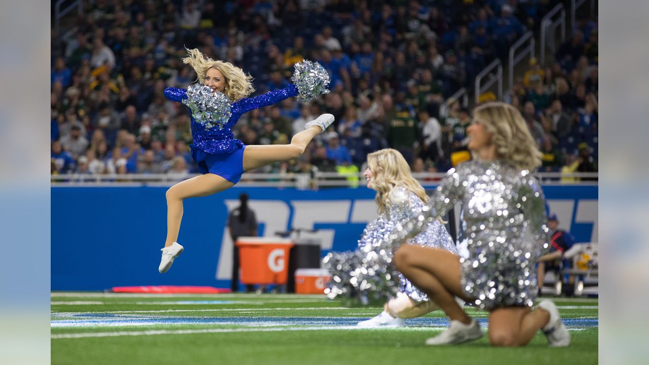 Lions vs. Packers: Cheerleaders halftime show