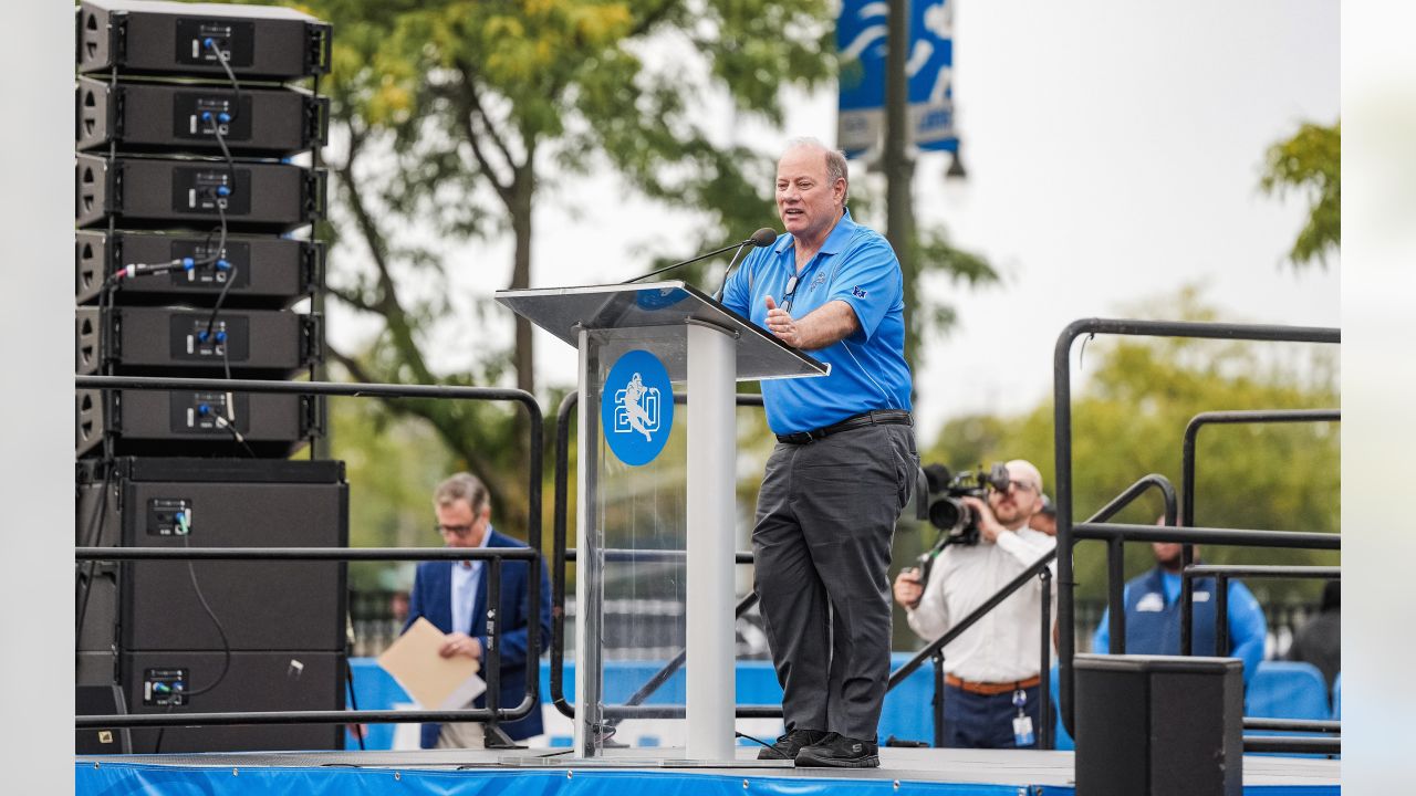 Barry Sanders' legacy cemented: Lions reveal new statue outside of Ford  Field 