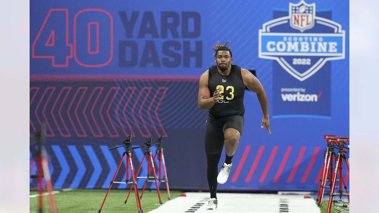 Offensive Linemen Run the 40-Yard Dash at 2022 NFL Combine