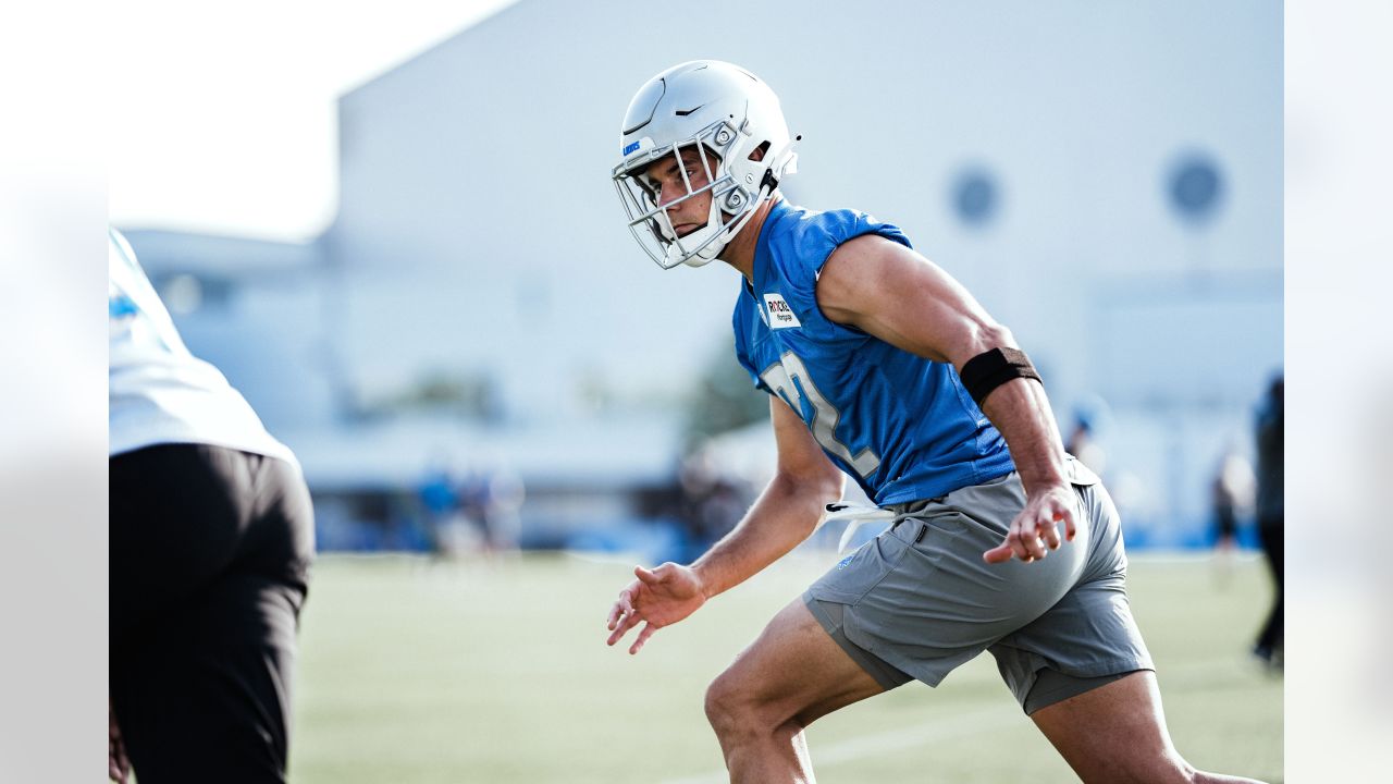 Detroit Lions' Jahlani Tavai carries the ball after making a catch during  NFL football training camp practice in Allen Park, Mich., Friday, Aug. 21,  2020. (Daniel Mears/The Detroit News via AP, Pool