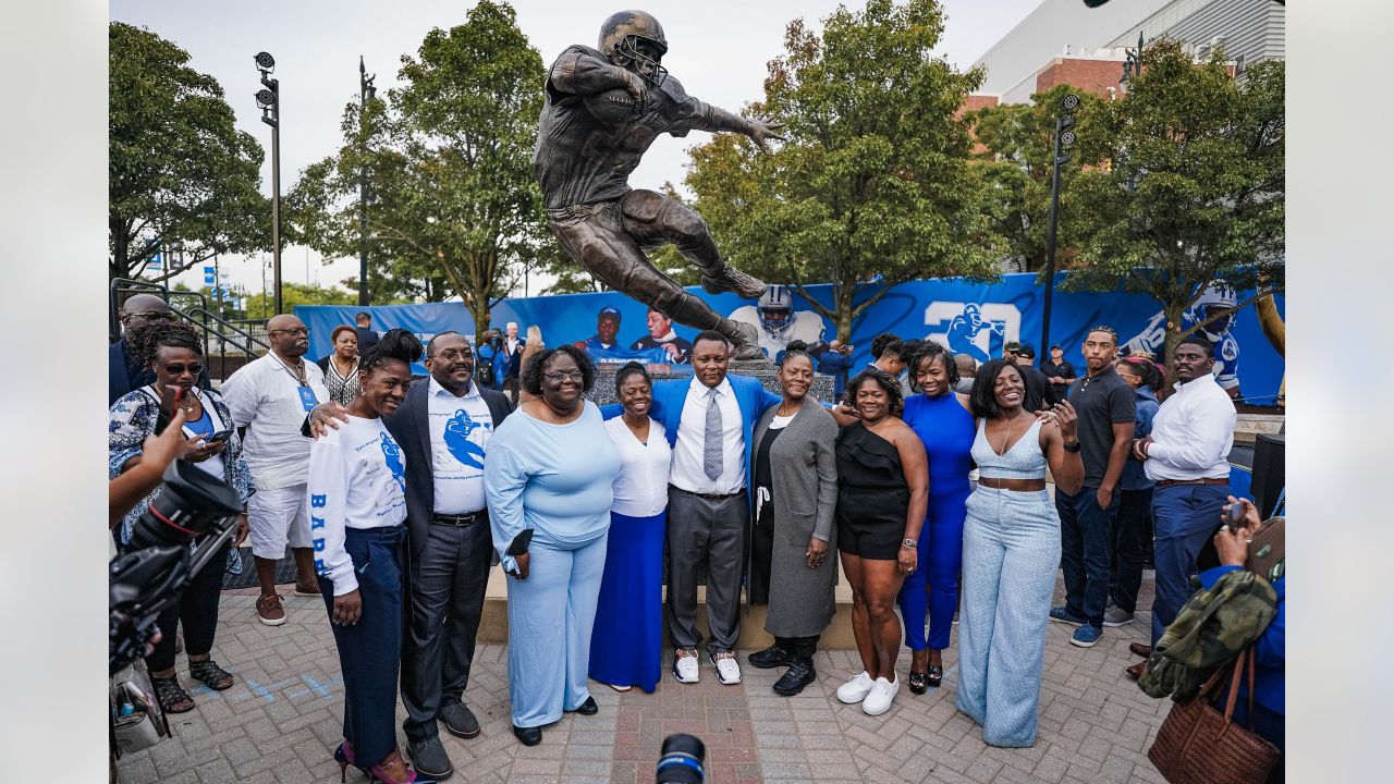 PHOTOS: First look at the new Barry Sanders statue at Ford Field - Pride Of  Detroit