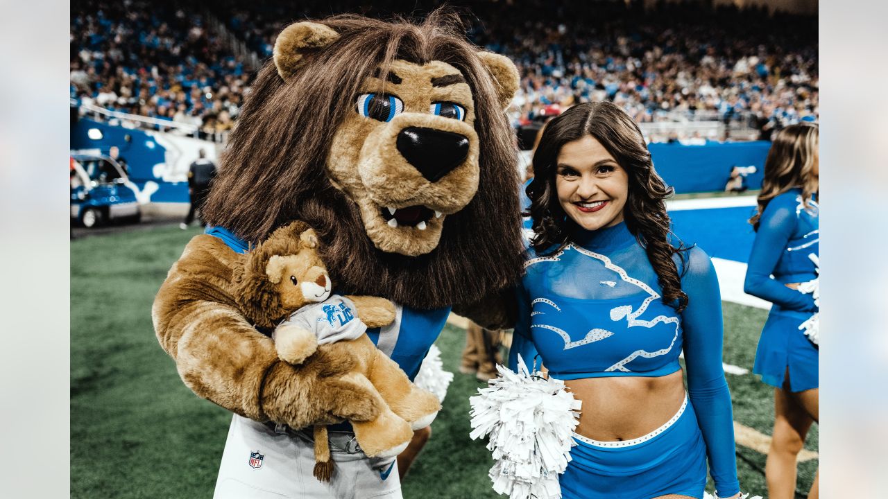 Detroit Lions cheerleaders, mascot to be Silver Bells grand marshals