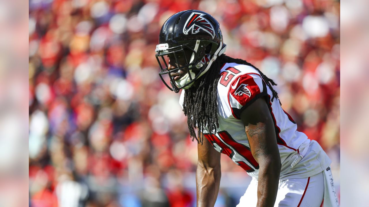 Atlanta Falcons cornerback Desmond Trufant (21) celebrates an