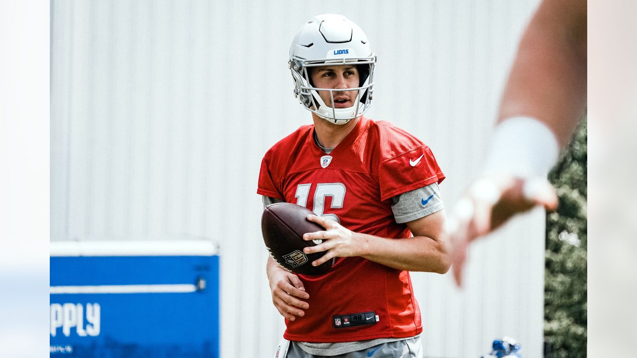 Chicago, United States. 03rd Oct, 2021. Detroit Lions quarterback Jared  Goff (16) hands off the ball to Detroit Lions running back Jamaal Williams  (30) during the first quarter against the Chicago Bears