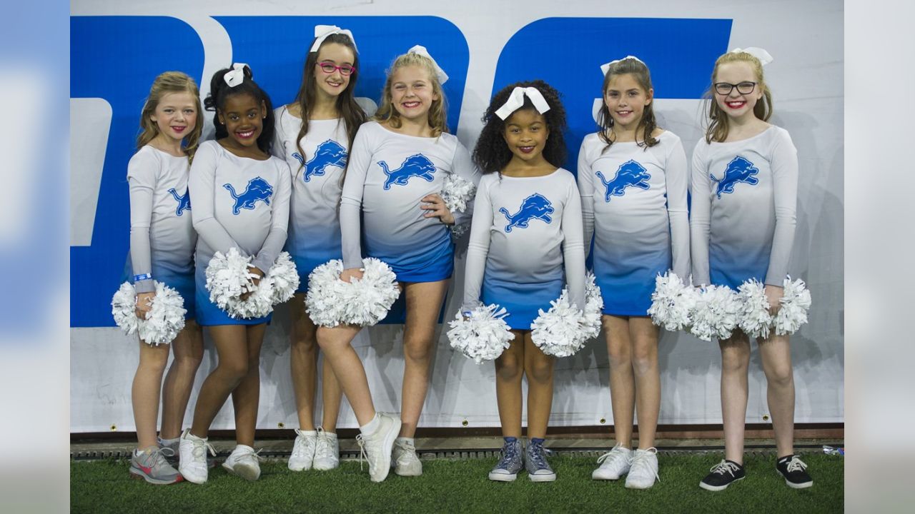 Lions vs. Packers: Cheerleaders halftime show