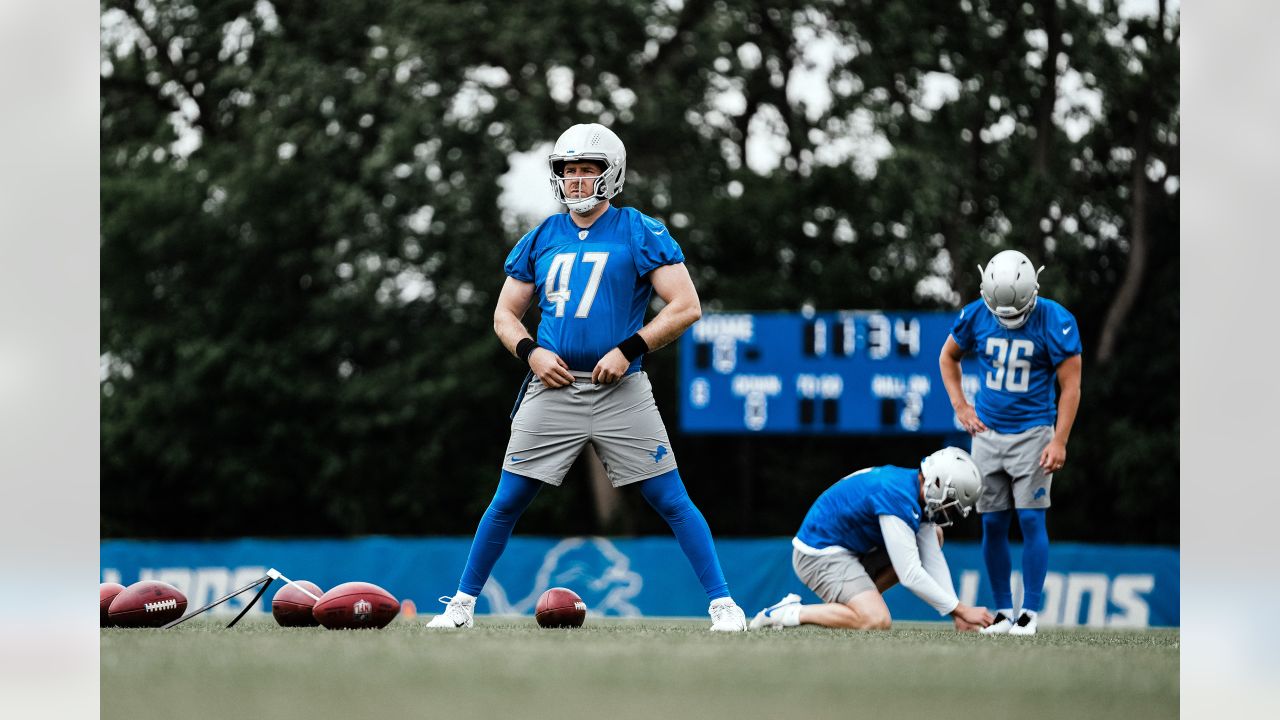 Lions center Frank Ragnow fractured his throat in the first quarter on  Sunday, played the rest of the game anyway, This is the Loop