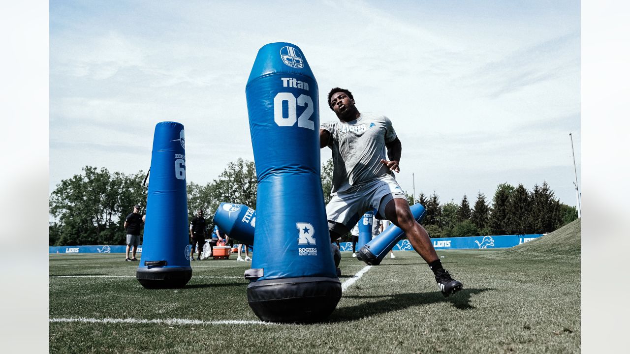 Detroit Lions defensive tackle Levi Onwuzurike warms up during pregame of  an NFL football game against the Cincinnati Bengals, Sunday, Oct. 17, 2021,  in Detroit. (AP Photo/Paul Sancya Stock Photo - Alamy