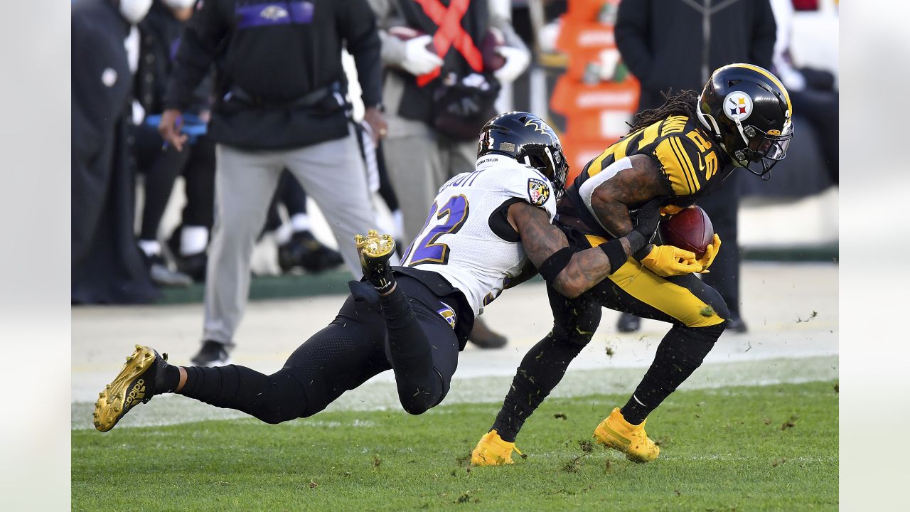 Pittsburgh Steelers running back Anthony McFarland (26) dives for