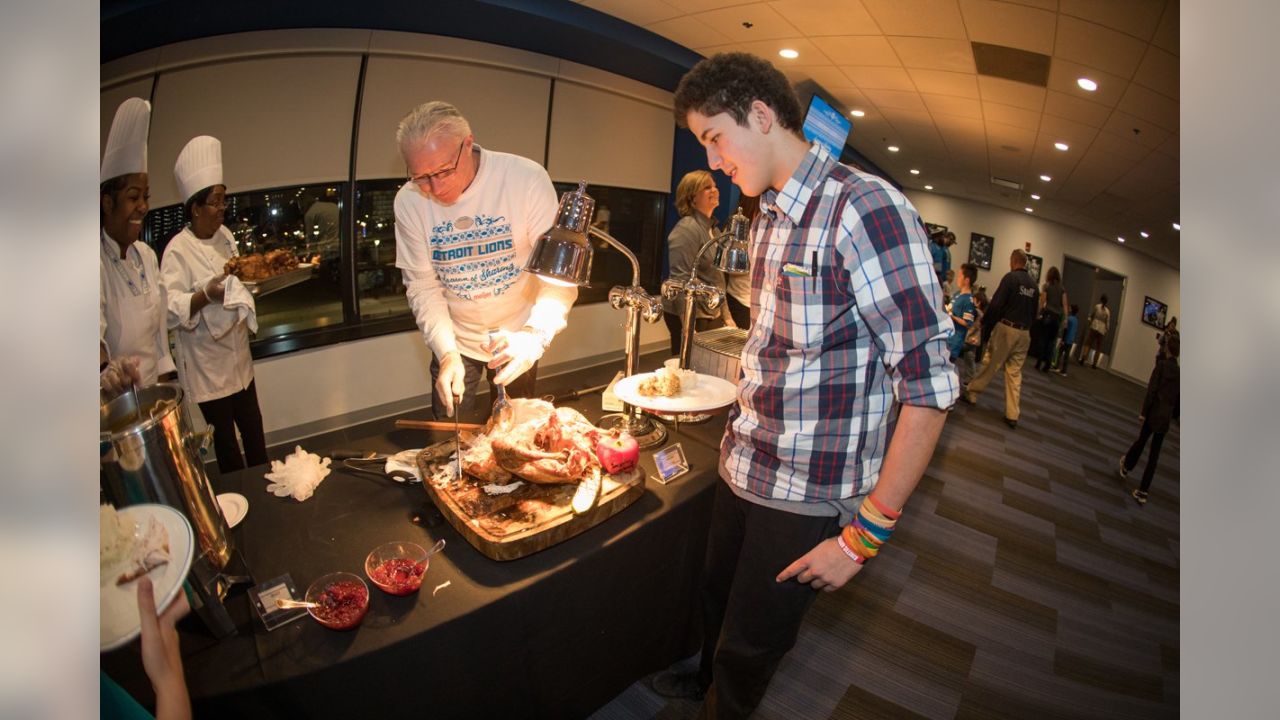 Detroit Lions, Pure Heart serve Thanksgiving dinner to children of