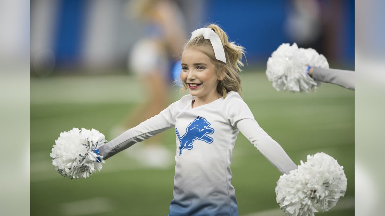 Lions vs. Packers: Cheerleaders halftime show