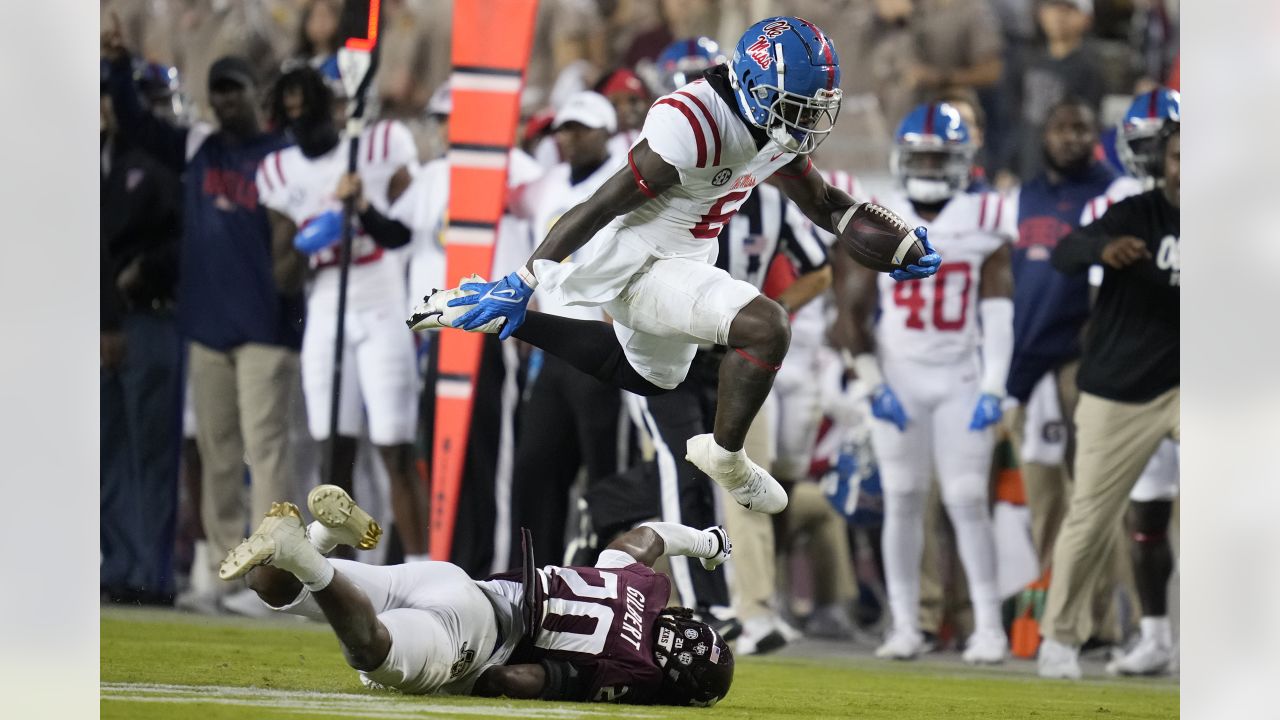 Watch: Texas RB Bijan Robinson lands on head after hurdle goes