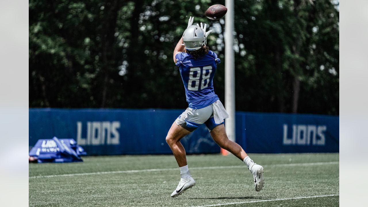 D'Andre Swift looking yoked up in Lions OTAs