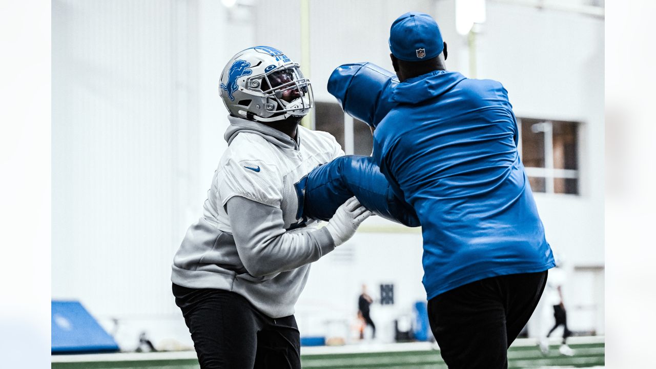 Detroit Lions' Benito Jones turns heads with pregame outfit, seems