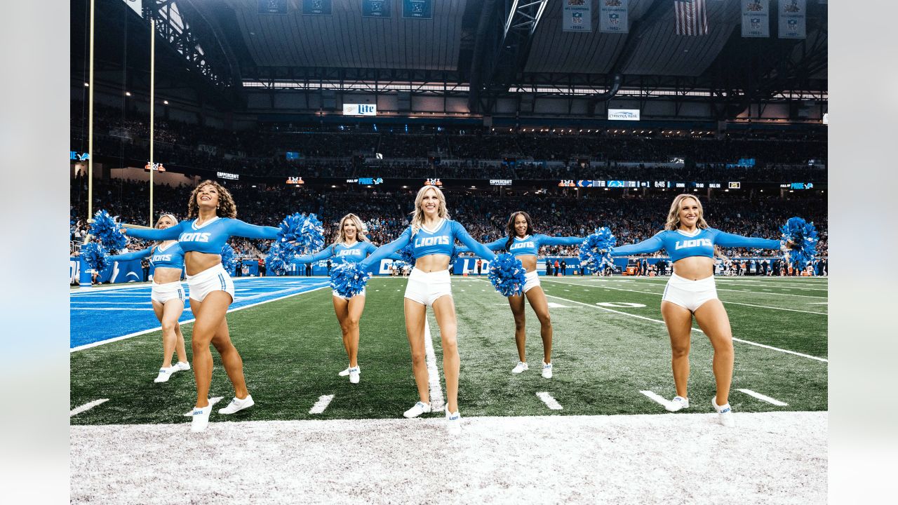 Lions vs Bears: Cheer Photos