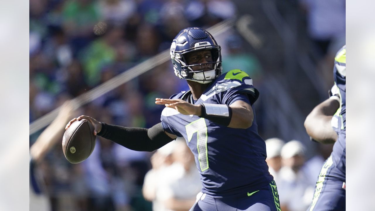 Seattle Seahawks Halftime Observations: Geno Smith, Offense Start Hot vs.  Rams - Sports Illustrated Seattle Seahawks News, Analysis and More