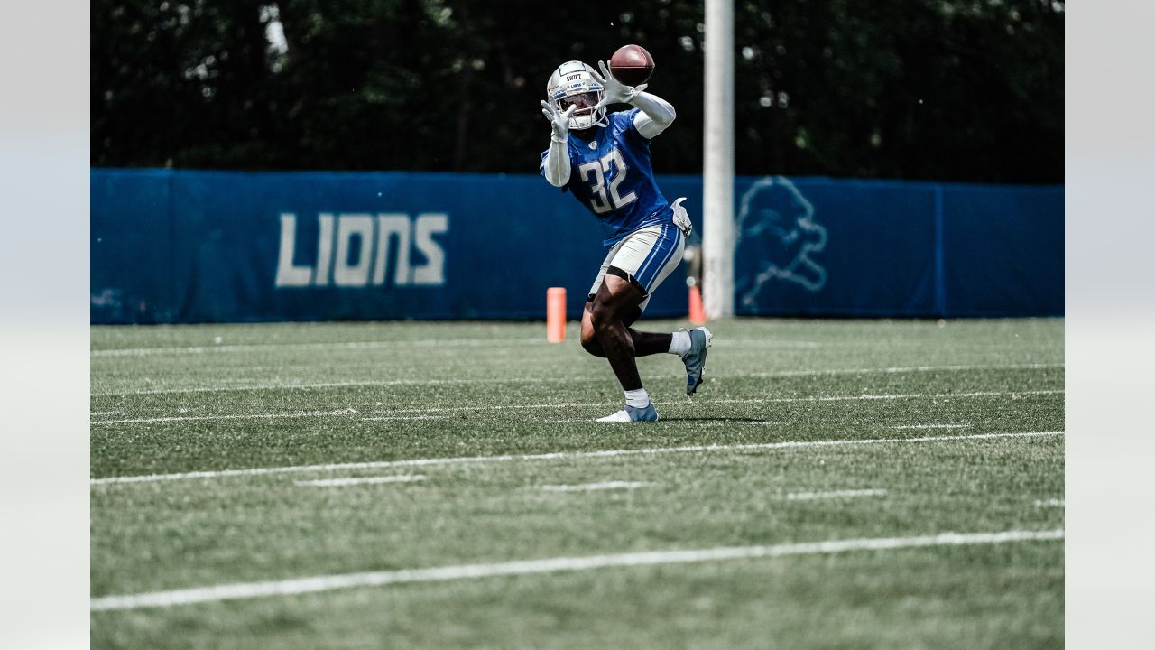 D'Andre Swift looking yoked up in Lions OTAs