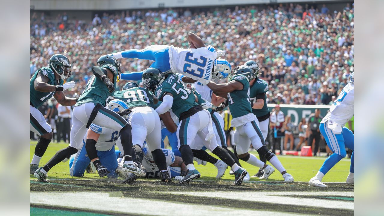 DETROIT, MI - NOVEMBER 26: Detroit Lions running back Kerryon Johnson (33)  runs through a hole in