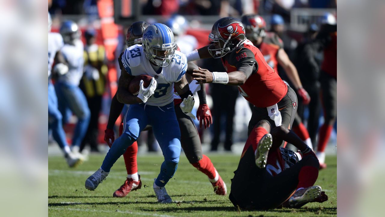 Detroit Lions' Billy Sims tries to elude the grasp of Tampa Bay Buccaneer  defender Scot Brantley in the second quarter but Sims was brought down  after a short run in Tampa, Florida