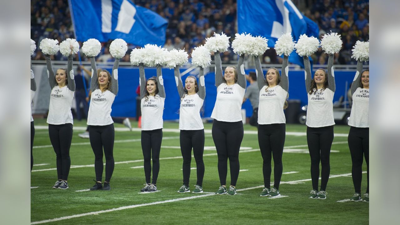 Lions vs. Packers: Cheerleaders halftime show