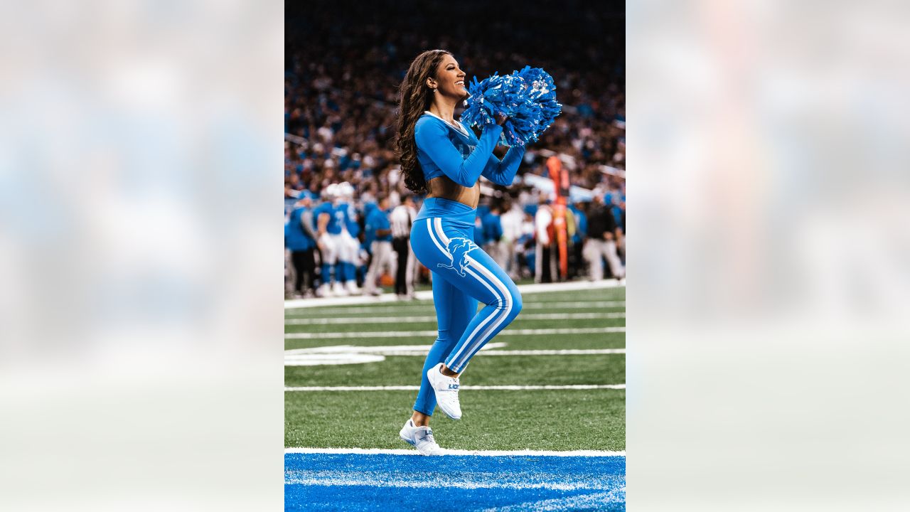 Lions vs Bears: Cheer Photos