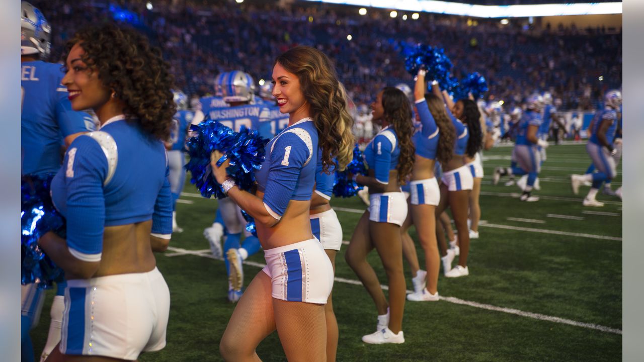 Lions vs. Giants: Cheer Photos