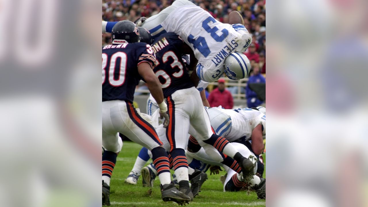 Detroit Lions back Howard Cassady (40) shoots toward the big hole in the  Chicago Bears defense in the third quarter, Dec. 14, 1959, Chicago, Ill.  The Bears guard Bill George (61) and end Doug Atkins (81) moved over to  bring him down. He gained only two