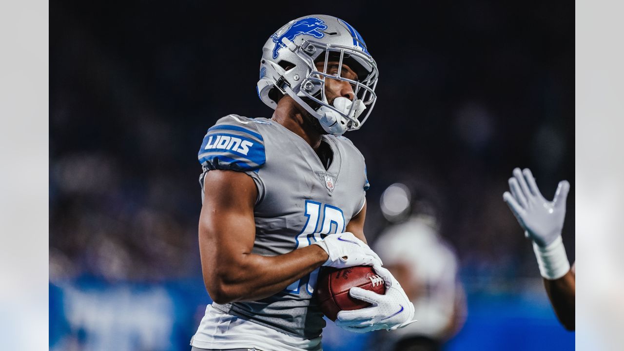 Detroit Lions running back D'Andre Swift (32) rushes in the first half of  an NFL football game against the Baltimore Ravens in Detroit, Sunday, Sept.  26, 2021. (AP Photo/Tony Ding Stock Photo 