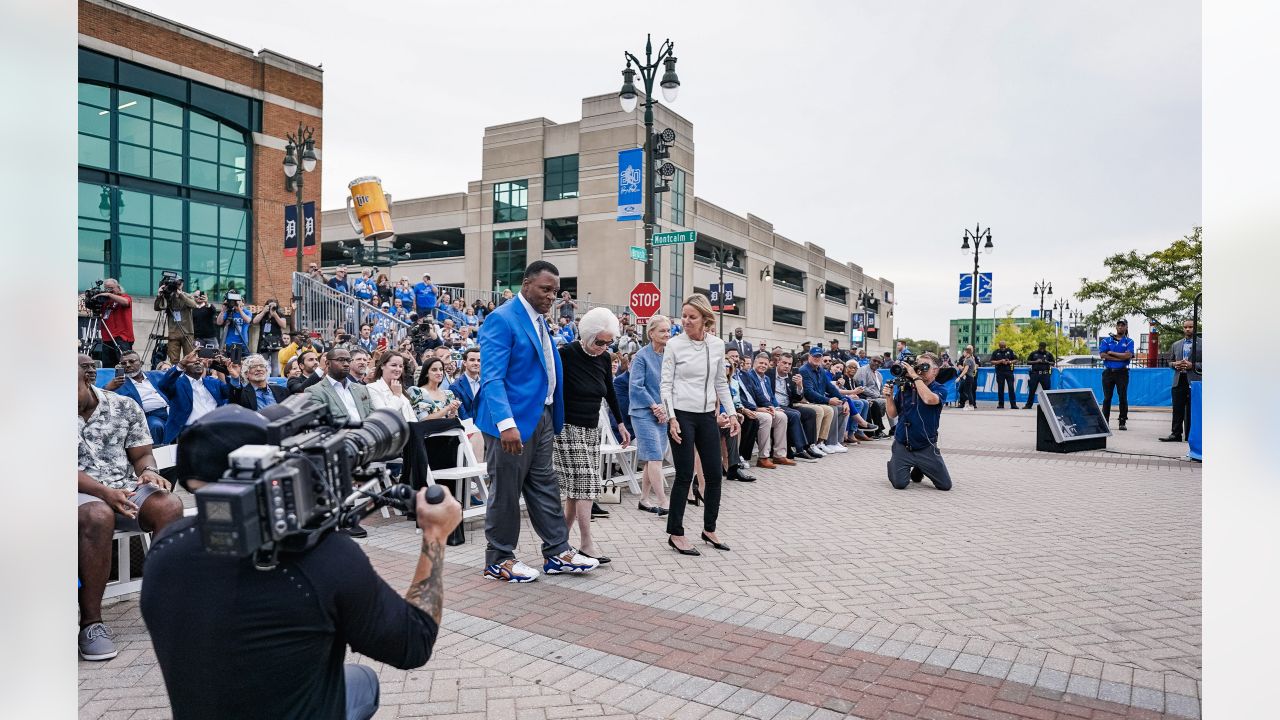 PHOTOS: First look at the new Barry Sanders statue at Ford Field - Pride Of  Detroit