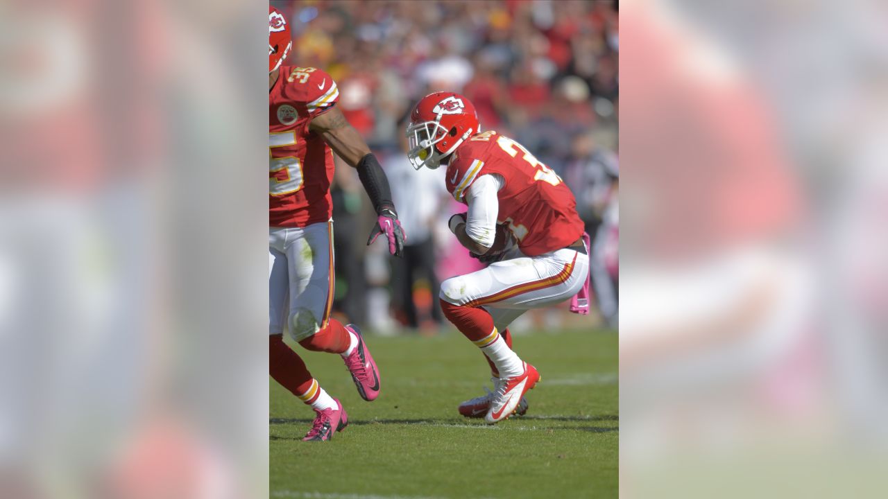 Kansas City, MO, USA. 3rd Jan, 2016. Kansas City Chiefs cheerleaders  perform during the NFL game between the Oakland Raiders and the Kansas City  Chiefs at Arrowhead Stadium in Kansas City, MO.