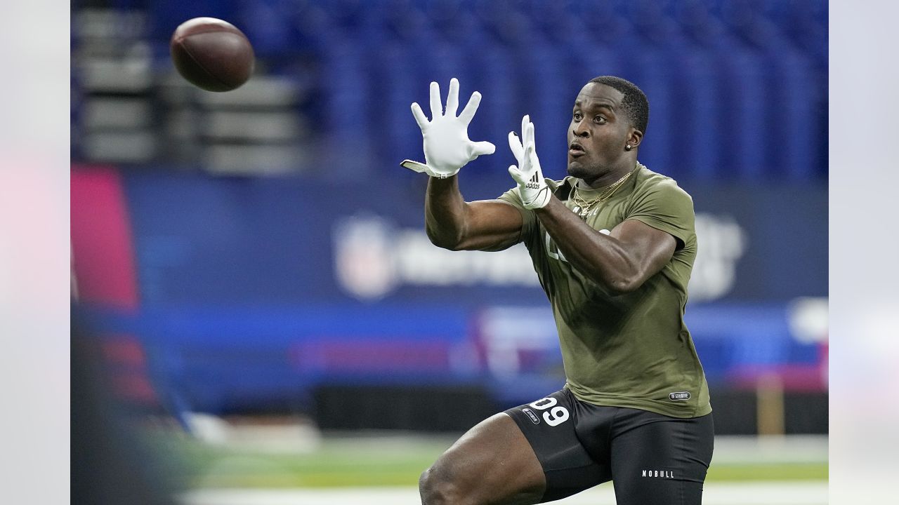 Washington State linebacker Daiyan Henley runs a drill at the NFL football  scouting combine in Indianapolis, Thursday, March 2, 2023. (AP Photo/Darron  Cummings Stock Photo - Alamy