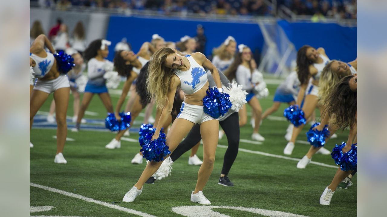 Lions vs. Packers: Cheerleaders halftime show