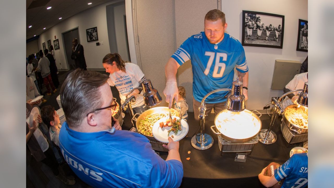 Detroit Lions, Pure Heart serve Thanksgiving dinner to children of