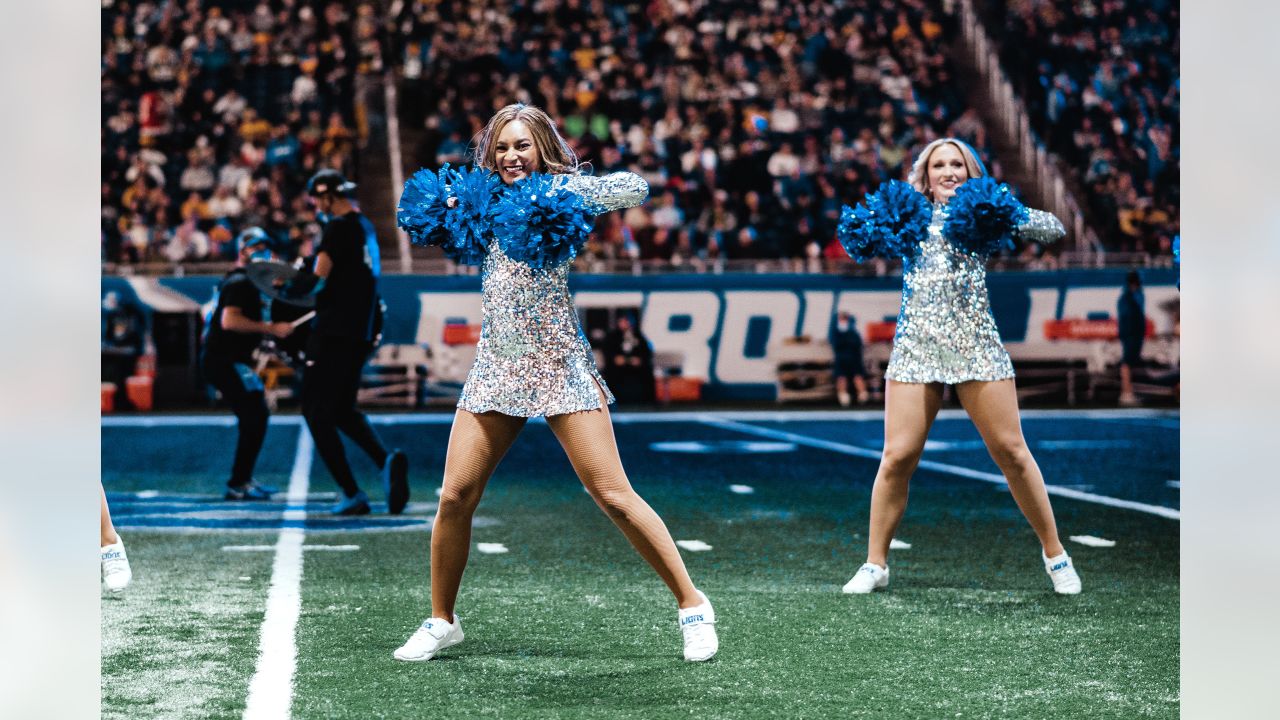 Lions vs. Packers: Cheerleaders halftime show