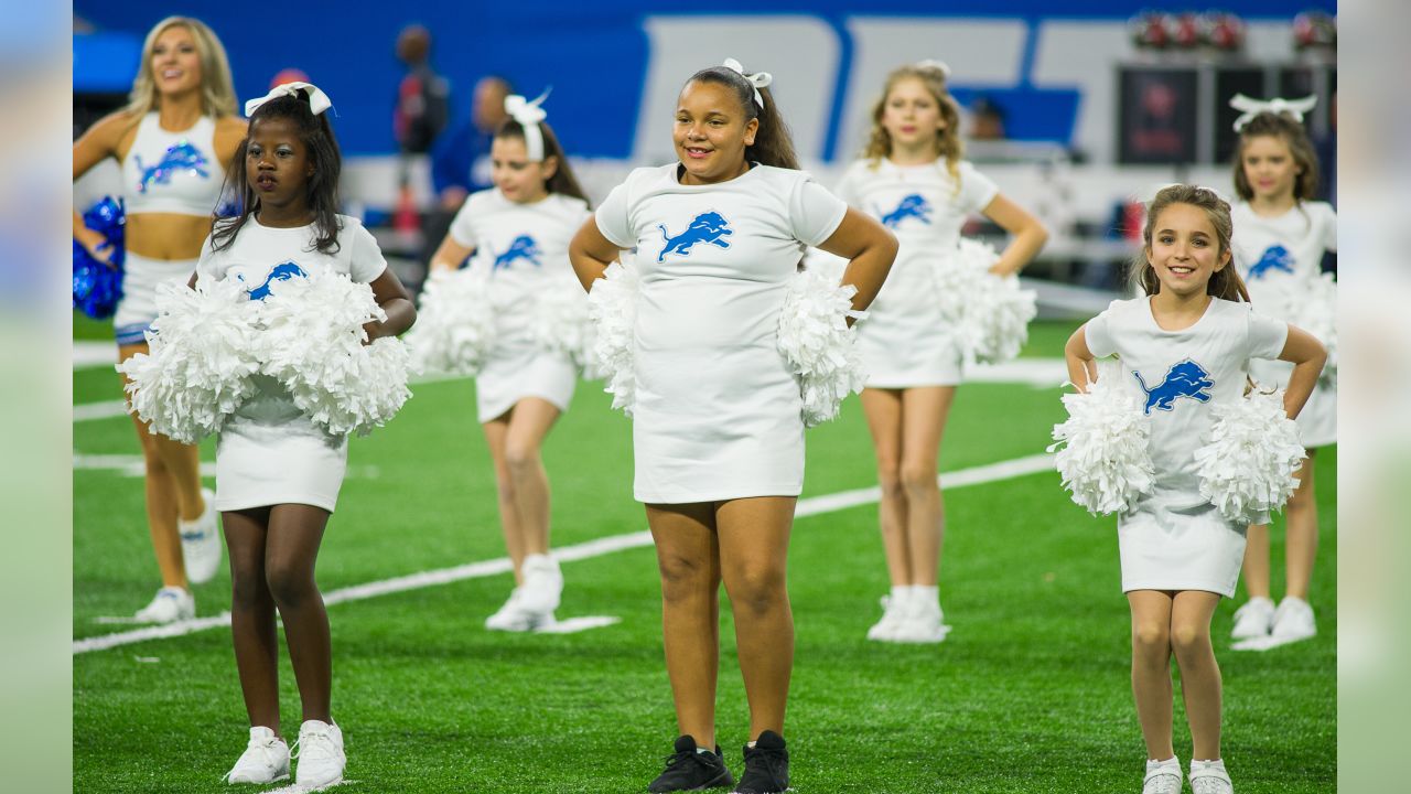 Rams Junior Cheerleaders halftime performance