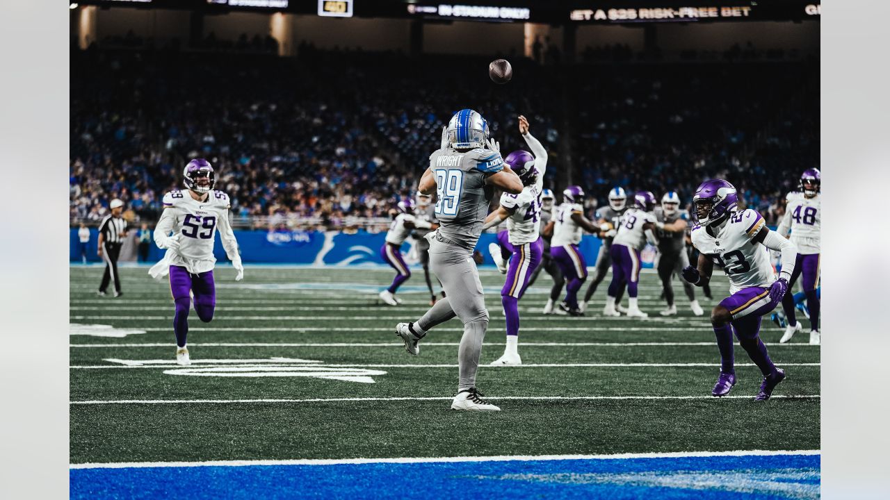 DETROIT, MI - DECEMBER 11: Minnesota Vikings tight end T.J. Hockenson (87)  runs wide with a reception during the Detroit Lions versus the Minnesota  Vikings game on Sunday December 11, 2022 at