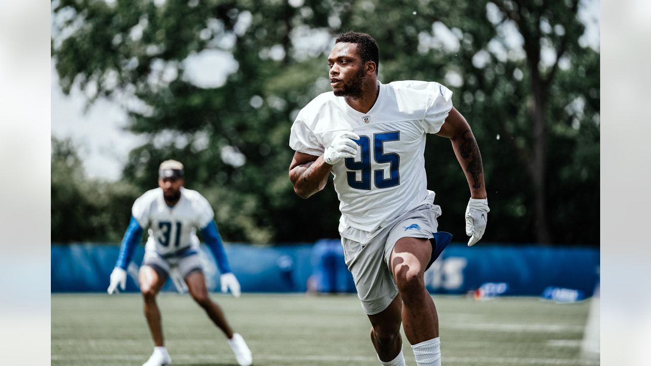 D'Andre Swift looking yoked up in Lions OTAs