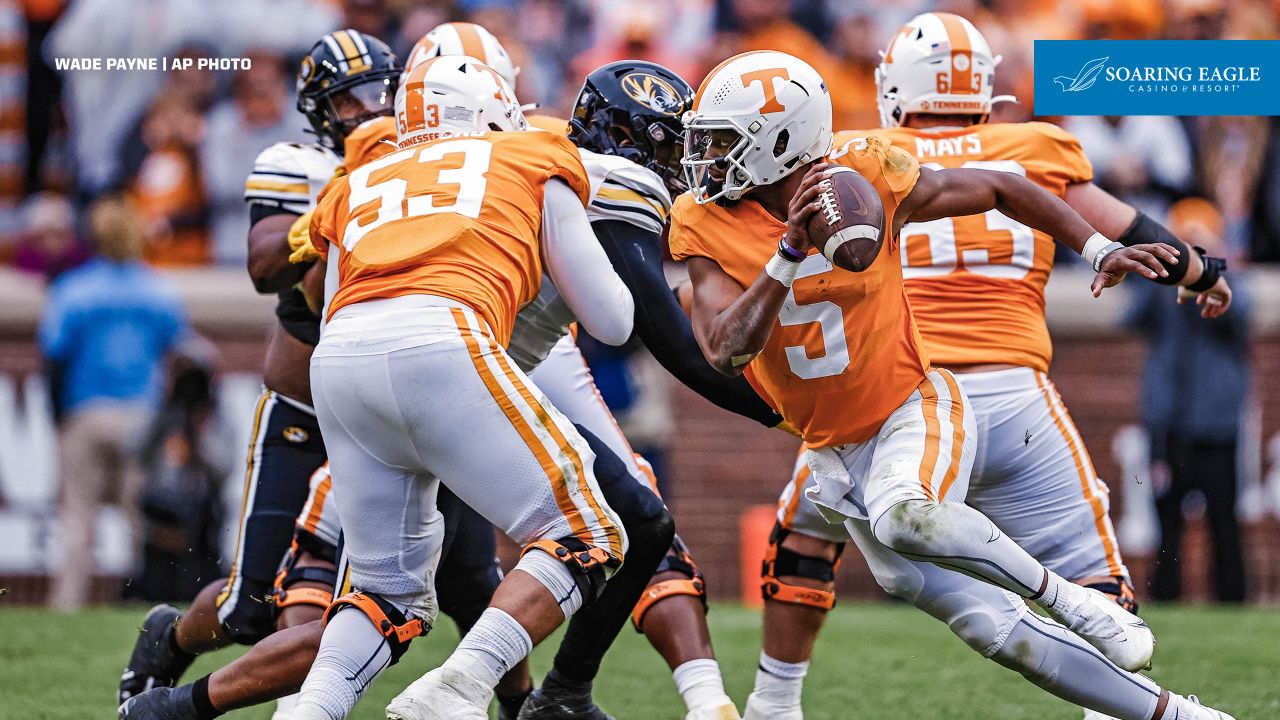 Tennessee quarterback Hendon Hooker (5)watches as his team warms