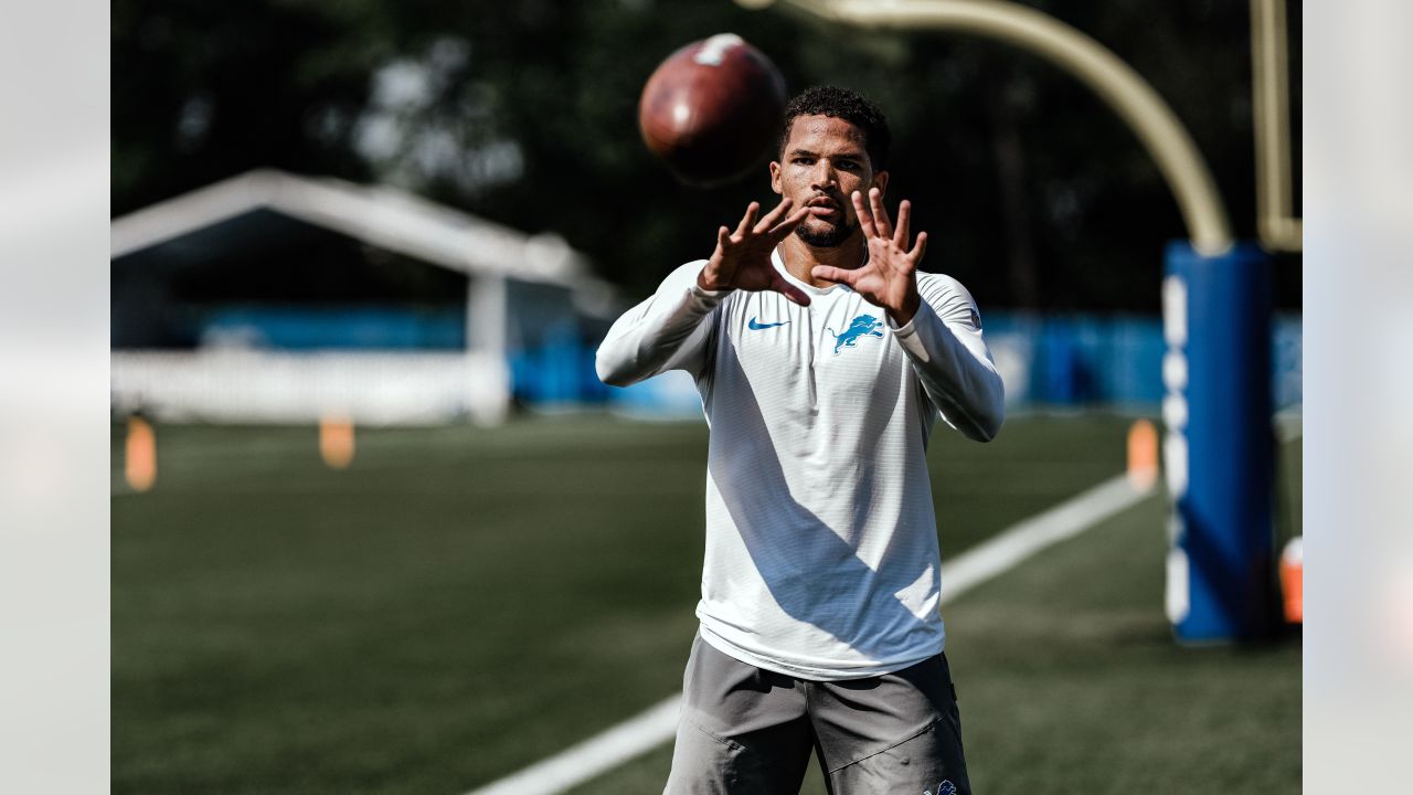 Detroit Lions' Jahlani Tavai carries the ball after making a catch during  NFL football training camp practice in Allen Park, Mich., Friday, Aug. 21,  2020. (Daniel Mears/The Detroit News via AP, Pool