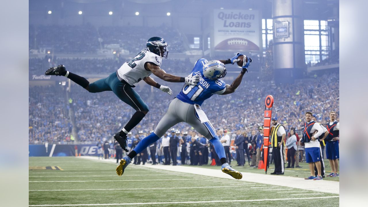 Detroit Lions halfback Billy Sims leaps over Houston Oilers Bob