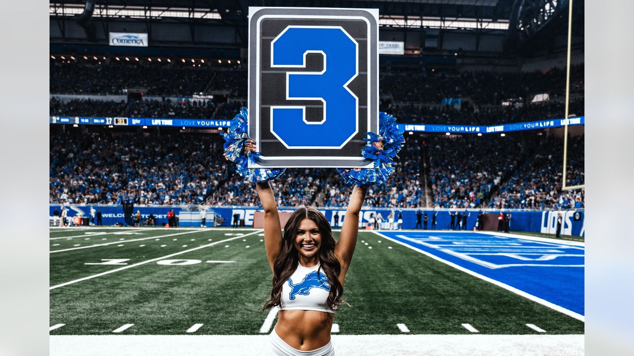 Lions vs Bears: Cheer Photos