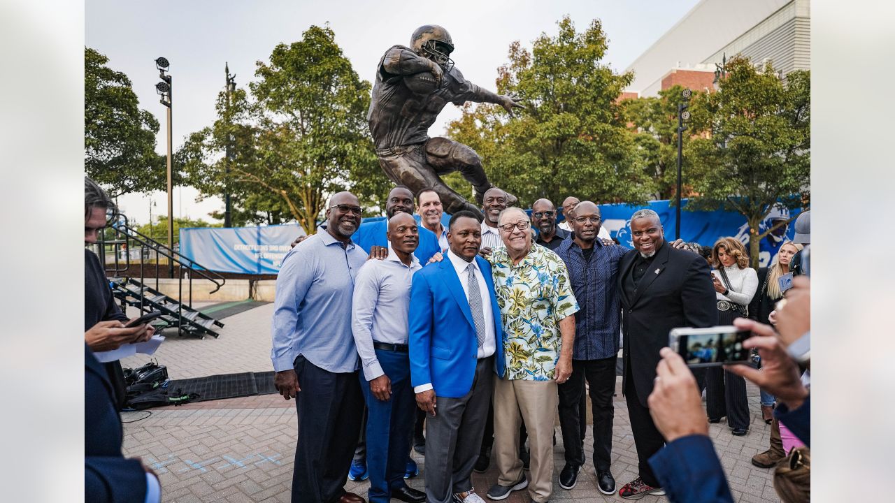 PHOTOS: First look at the new Barry Sanders statue at Ford Field - Pride Of  Detroit