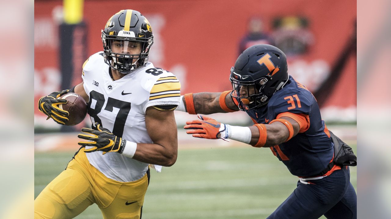 Detroit Lions' T.J. Hockenson, Broncos' Noah Fant renew Iowa rivalry