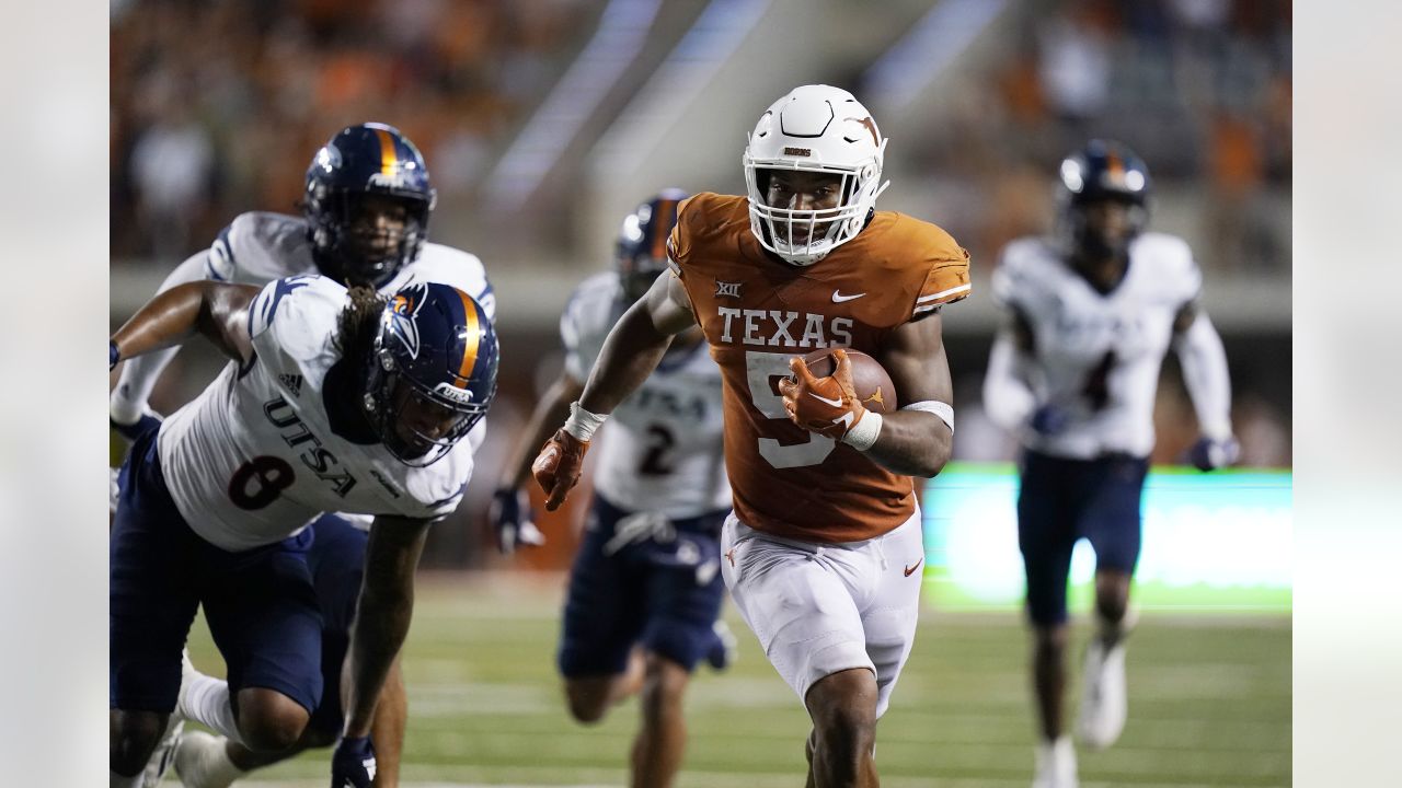 Bijan Robinson to return to Texas Longhorns football in 2022, the