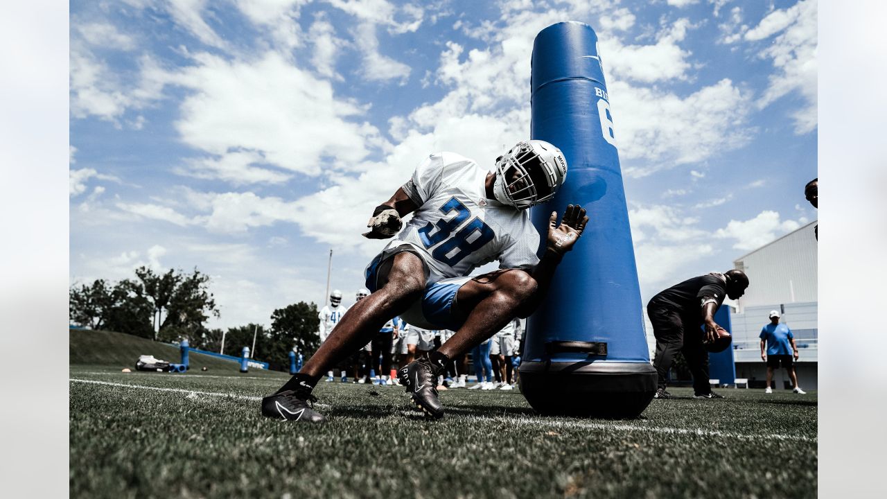 D'Andre Swift looking yoked up in Lions OTAs